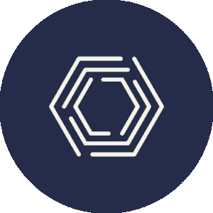 Ein weißes geometrisches Sechseck-Design, das an komplizierte Spitze-Stickereien erinnert, ziert einen dunkelblauen kreisförmigen Hintergrund.