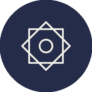 Ein geometrisches Symbol mit einem weiß umrandeten Sechseck, das in der Mitte einen kleineren Kreis umschließt, darüber ein Quadrat, das an Görners komplizierte Stickerei-Designs erinnert, alles vor einem dunkelblauen, kreisförmigen Hintergrund.