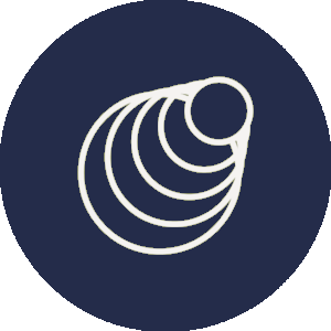 Ein weißes abstraktes Design mit konzentrischen Halbmondformen und einem Kreis, das an komplizierte Stickmuster erinnert, vor einem dunkelblauen, kreisförmigen Hintergrund.