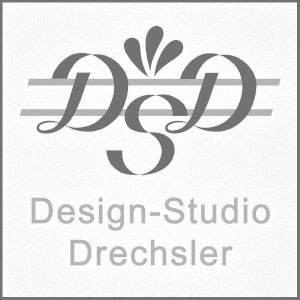 Logo für Design-Studio Drechsler. Das Design zeigt „DSD“ in eleganten, ineinander verschlungenen Buchstaben mit dekorativen Schnörkeln und horizontalen Linien. Unter den stilisierten Initialen ist der Text „Design-Studio Drechsler“ in einer modernen serifenlosen Schrift geschrieben.