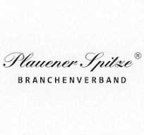 Logo des Plauener Spitze Branchenverbandes. Der Text wird in einer Kursivschrift für „Plauener Spitze“ und einer serifenlosen Schriftart für „BRANCHENVERBAND“ dargestellt, alles in Schwarz auf weißem Hintergrund.