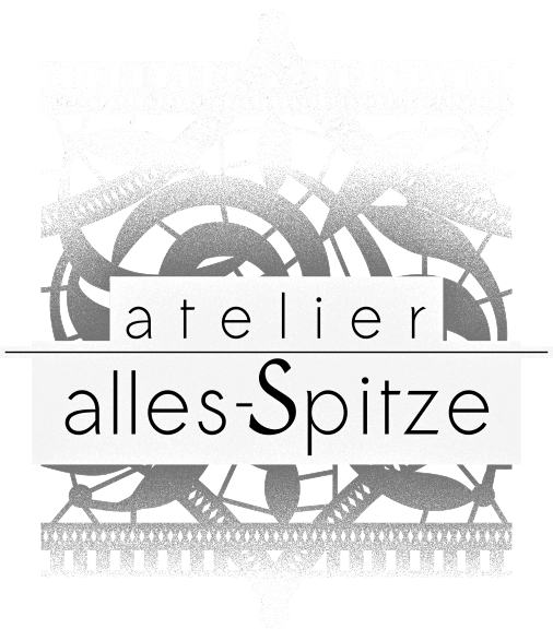 Ein Logo für „atelier alles-Spitze“ mit aufwendigen Spitzenmustern im Hintergrund. Der Text „atelier alles-Spitze“ ist zentriert, wobei „alles-Spitze“ in einer größeren, fetten Schriftart steht. Das Design ist monochromatisch.