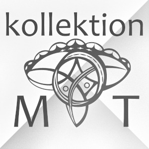 Ein geometrisches, dekoratives Emblem kombiniert Dreiecks- und Kreisformen mit stilisierten Augen und Sternmustern und ähnelt einer abstrakten Blume. Die Wörter „Kollektion“ und „M T“ werden über bzw. unter dem Emblem angezeigt. Der Hintergrund ist ein subtiler Farbverlauf.