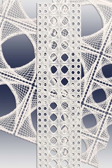 Vertikal verläuft eine filigrane weiße Spitze mit geometrischen Quadrat- und Rautenmustern. Die Spitze, die an exquisite Plauener Spitze erinnert, überlagert einen Hintergrund mit größeren, kreisförmigen, netzartigen Mustern – alles aus einem zarten, strukturierten Stoff vor einem grauen Farbverlauf. Das Bild ist äußerst detailreich und aufwendig gestaltet und erinnert an die raffinierte Kunstfertigkeit von „Spitzen und Stickereien“.
